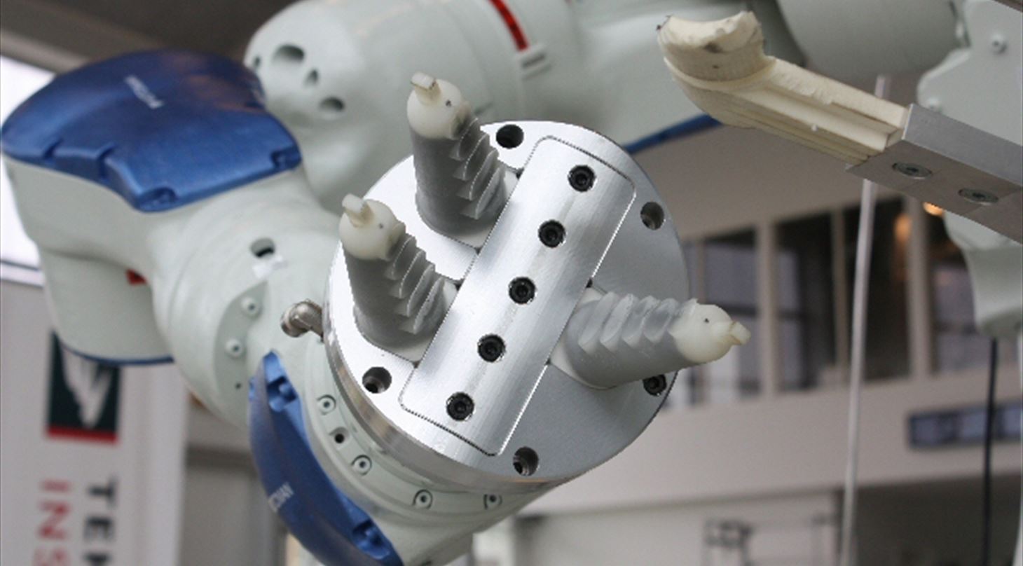 Robot - Hybridgriber monteret p Motoman arm